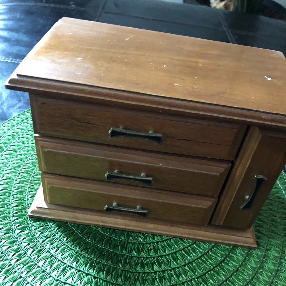Jewelry box
